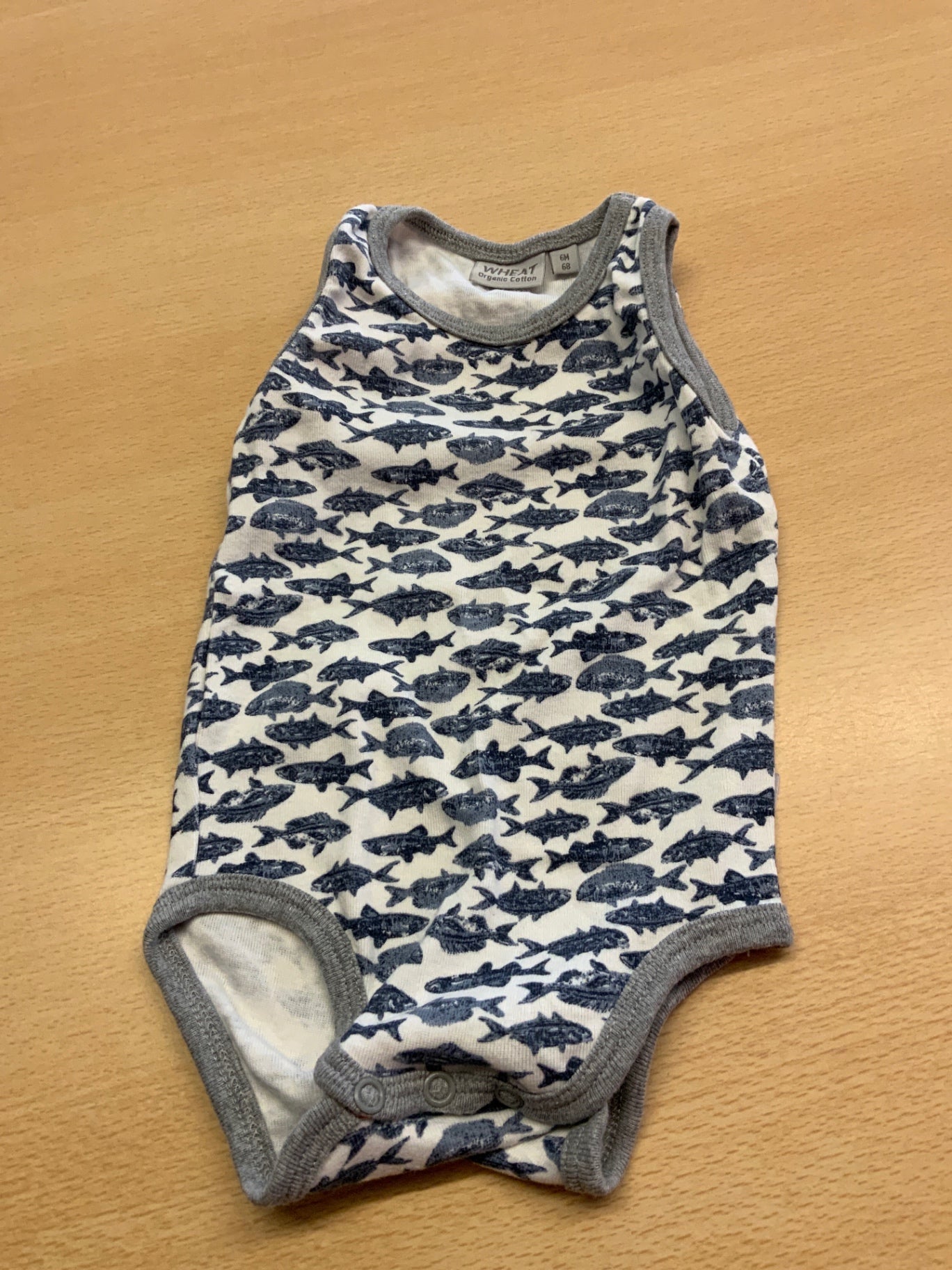 Wheat Body 68 Weiß mit blauen Fischen