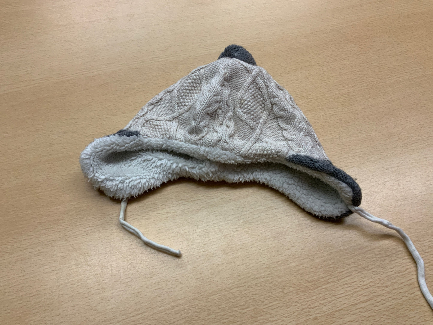 Mütze Grau und Weiß