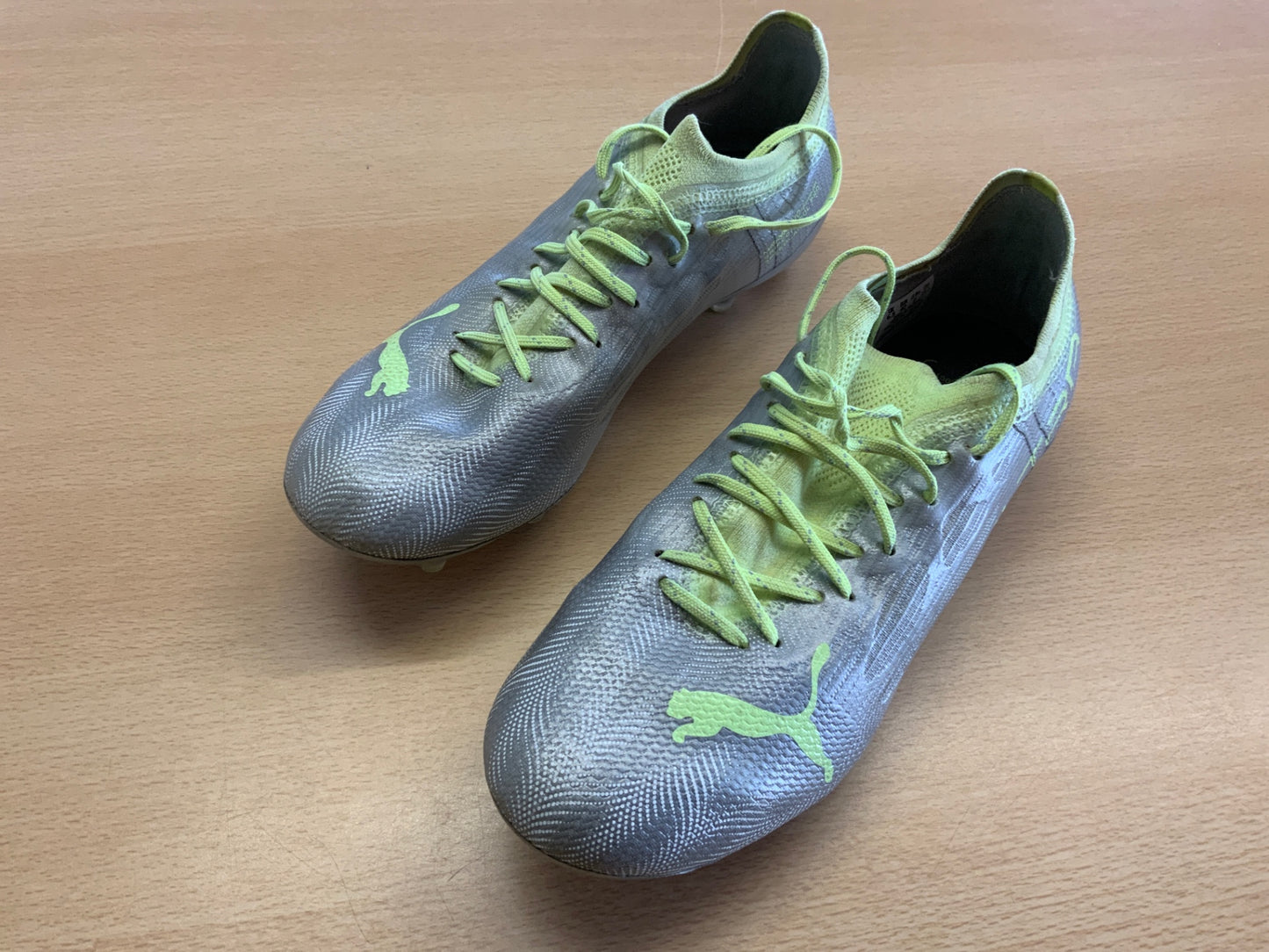 Puma Fußballschuhe 40 Silber und Neongelb