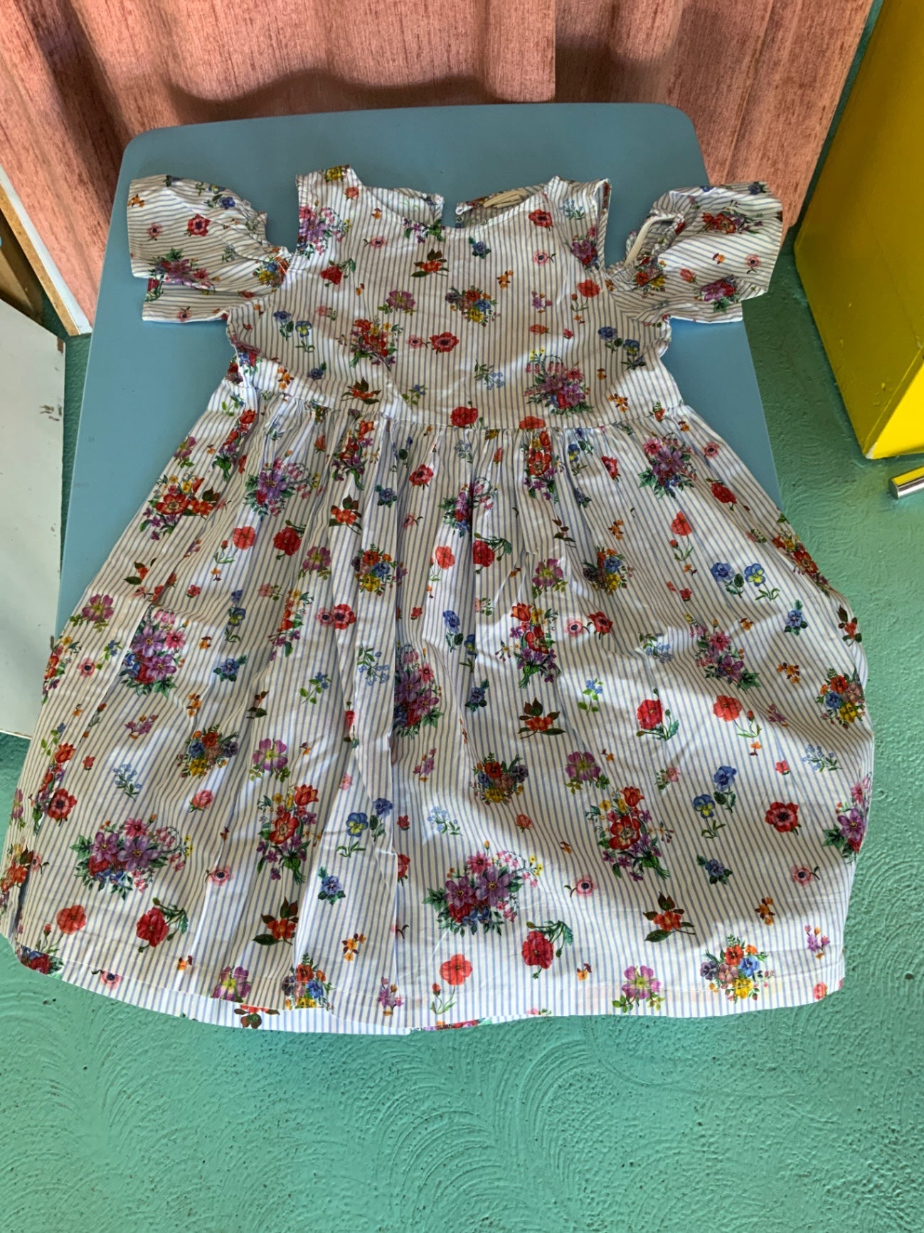 Kleid 140 Weiß mit buntem Blumenmuster