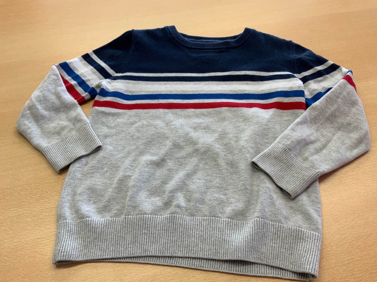 Pullover 116 Grau mit blauen, roten und weißen Streifen
