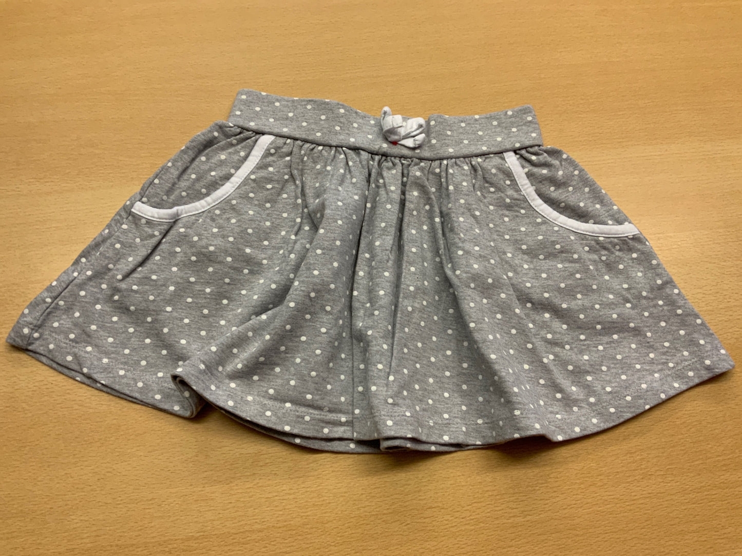 Rock 116 Grau mit weißen Punkten