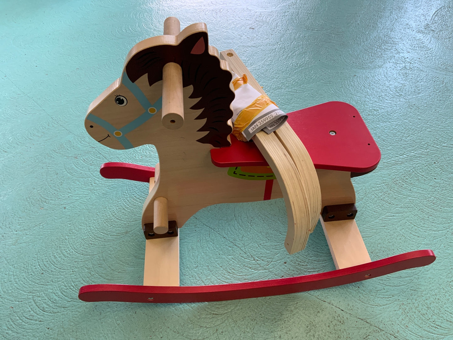 Schaukelpferd Bunt (hauptsächlich Naturholz, Rot, Blau, Schwarz, Weiß, Gelb, Orange)