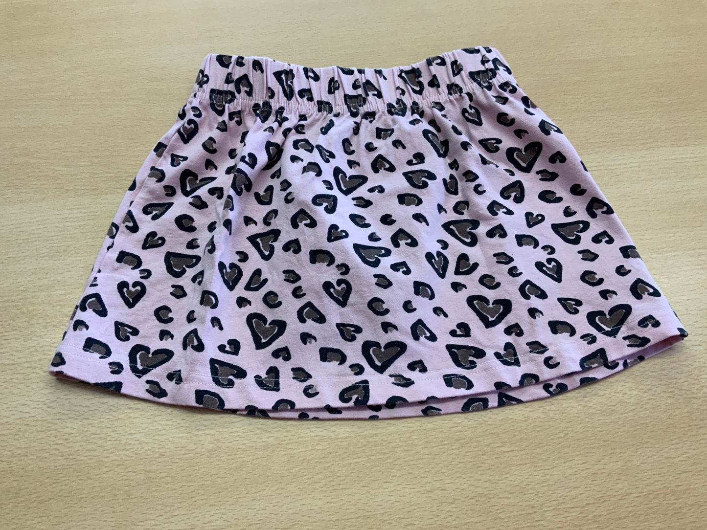 Rock 104 Lila mit schwarzem Herzmuster