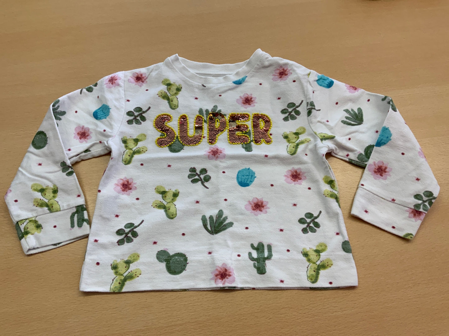 Pullover 104/110 Weiß mit buntem Print