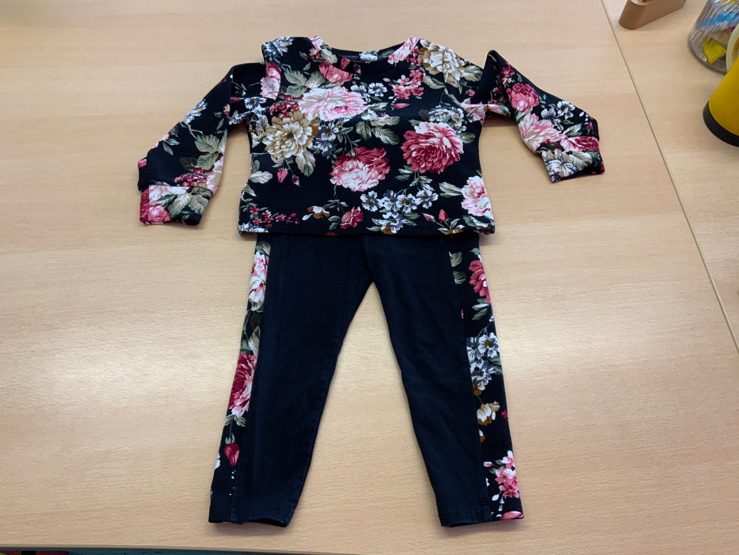 2-Teiler 98 Dunkelblau mit bunten Blumenmustern