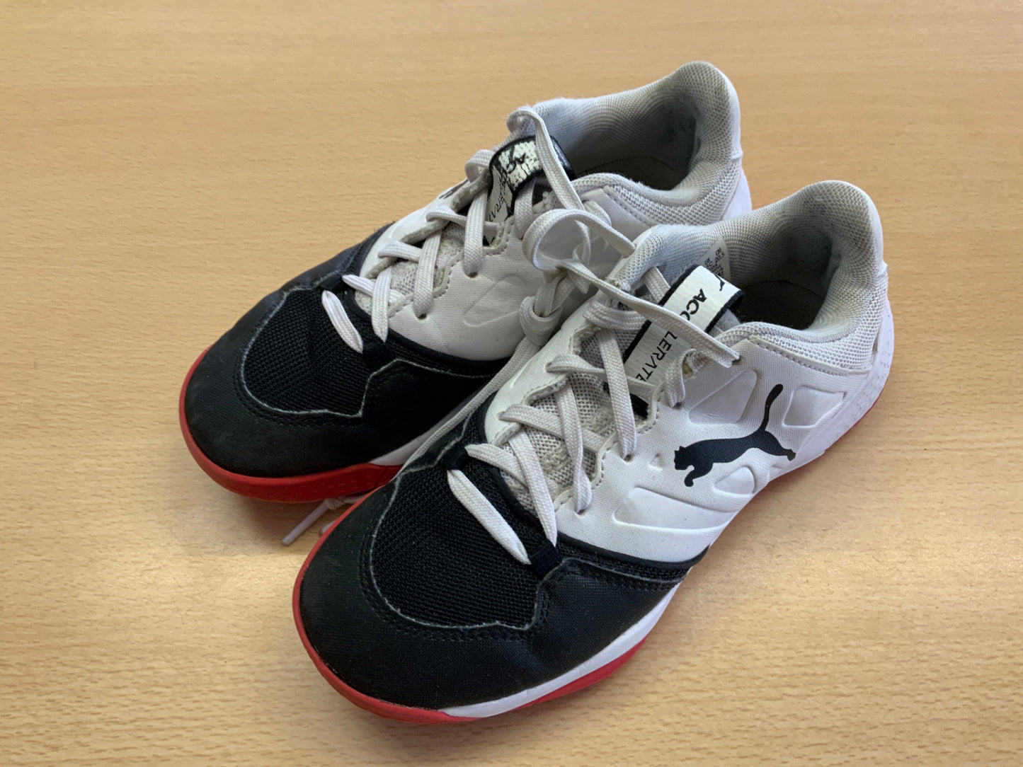 Puma Sportschuhe 34 Schwarz, Weiß und Rot