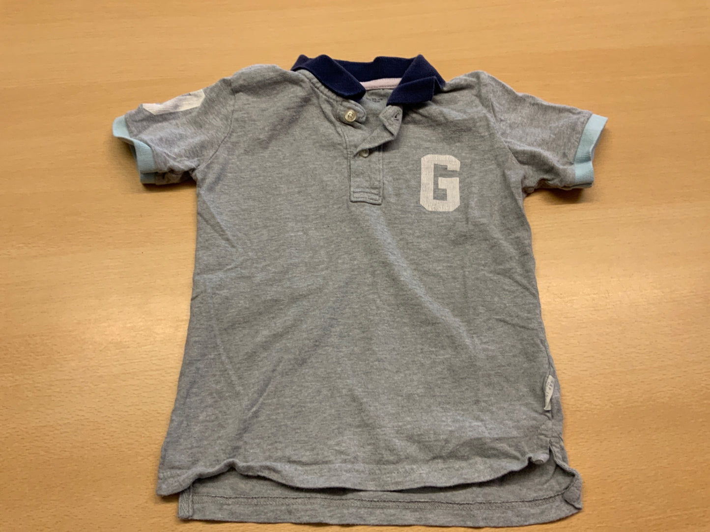 Poloshirt 110 Grau mit dunkelblauem Kragen