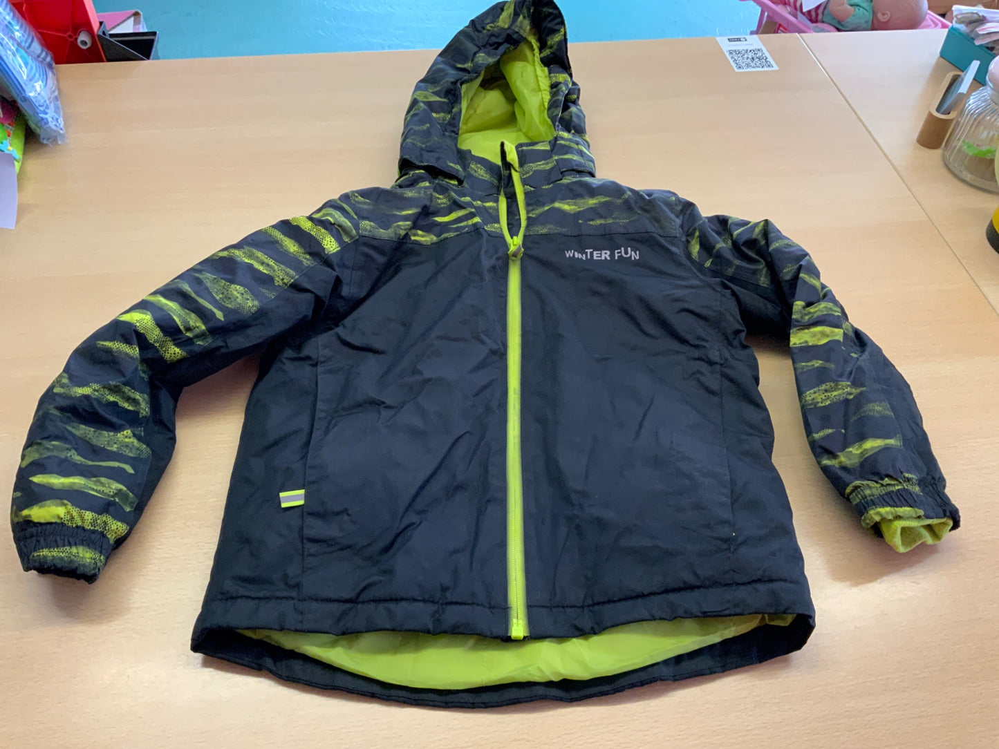 Winterjacke 122/128 Dunkelblau und Neongelb