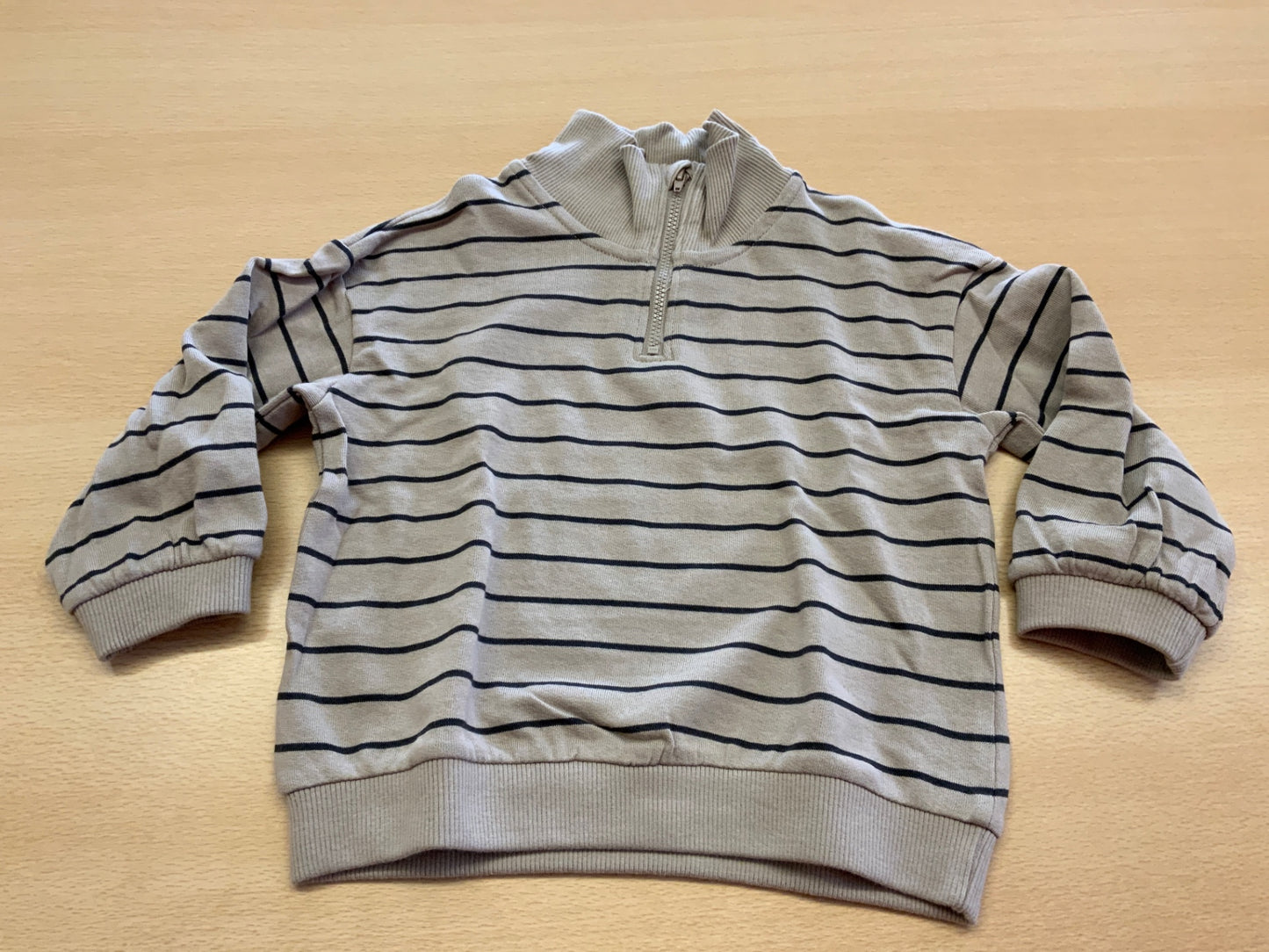 Pullover 92 Grau mit schwarzen Streifen