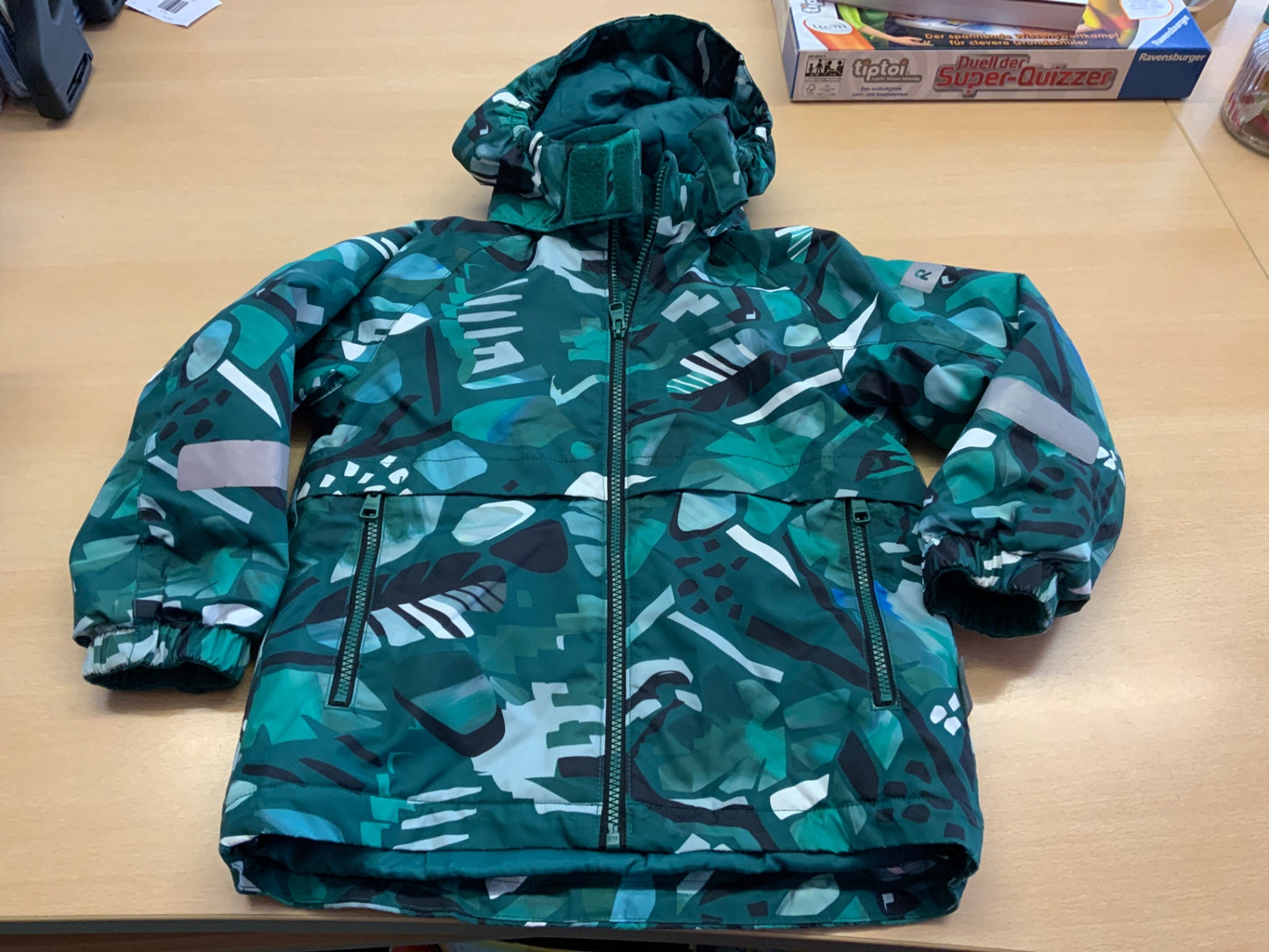 Reima Winterjacke 116 Grün mit schwarzen, weißen und blauen Mustern