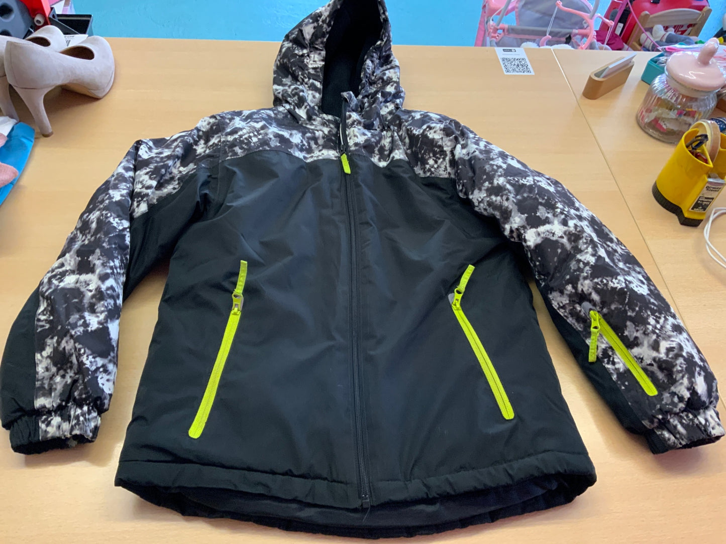 Winterjacke 146/152 Schwarz, Weiß, Hellgrün