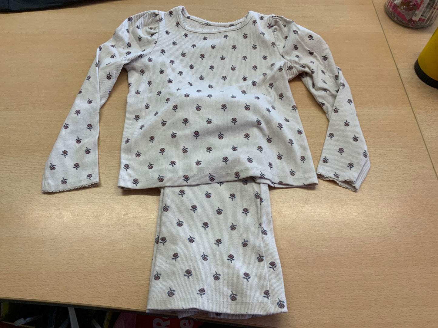 Pijama 122 Beige mit violettem Muster