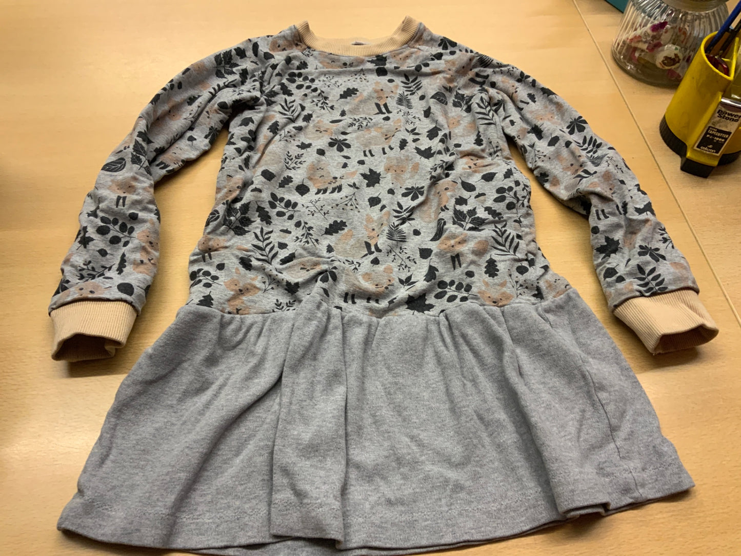 Kleid 122/128 Grau mit Blumenmuster