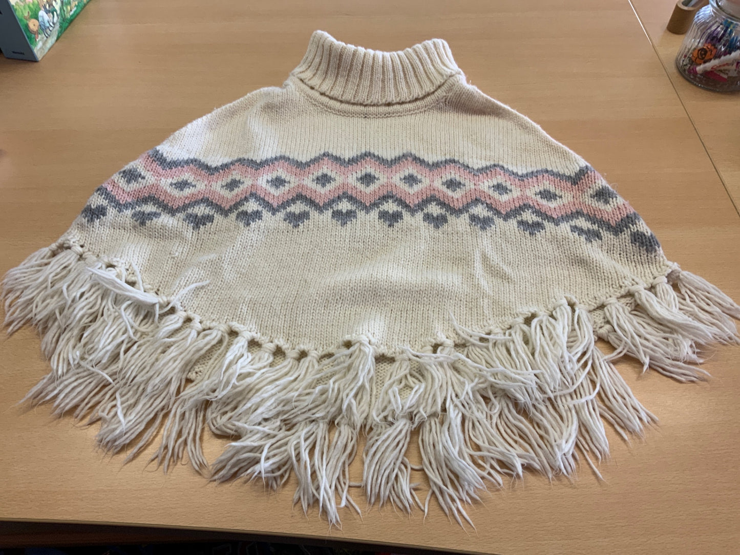 Poncho 134/152 Cremefarben mit Pastellpink, Grau und Weiß