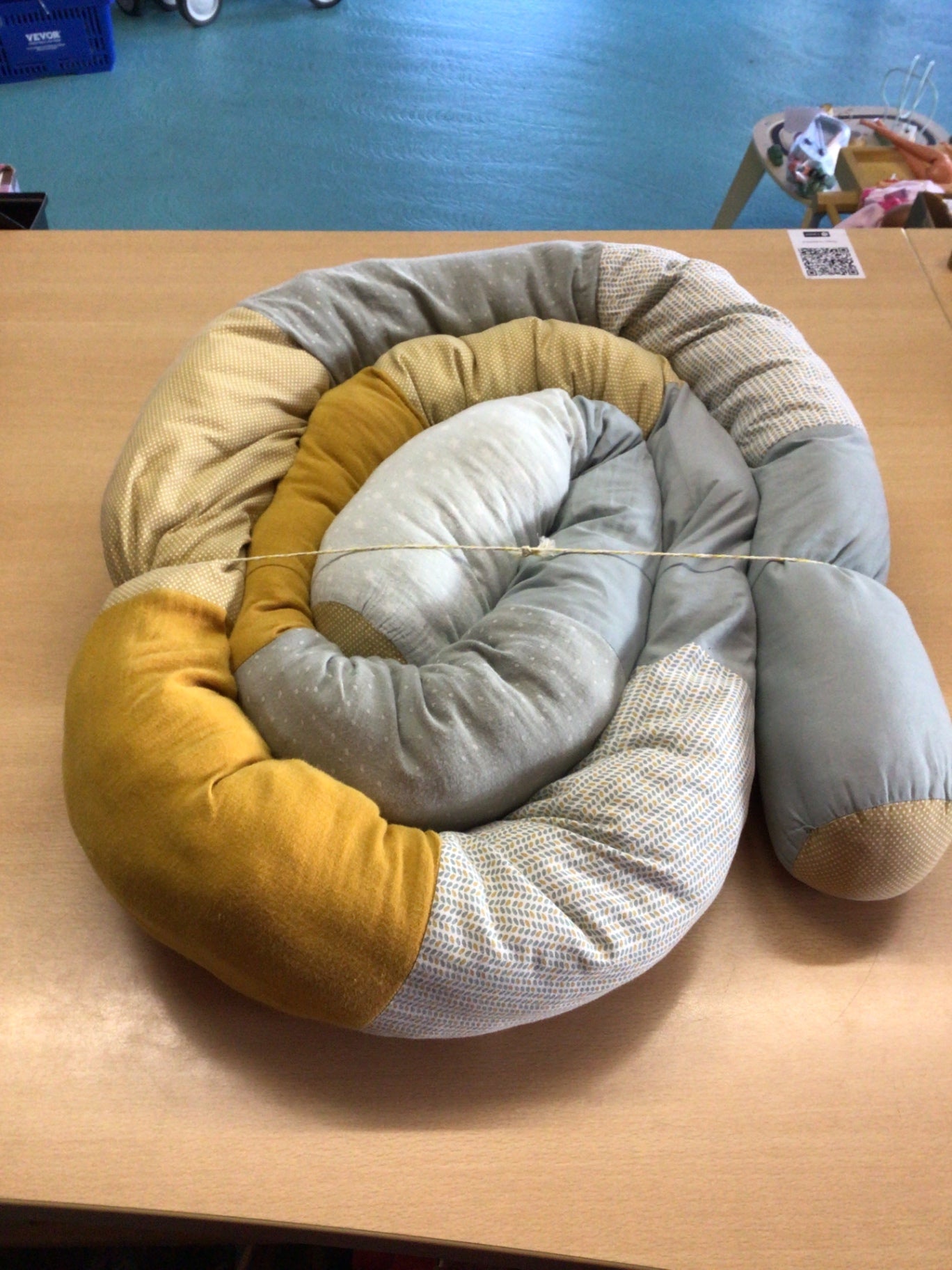 Schlange, Bettrolle Grau, Beige, Senfgelb