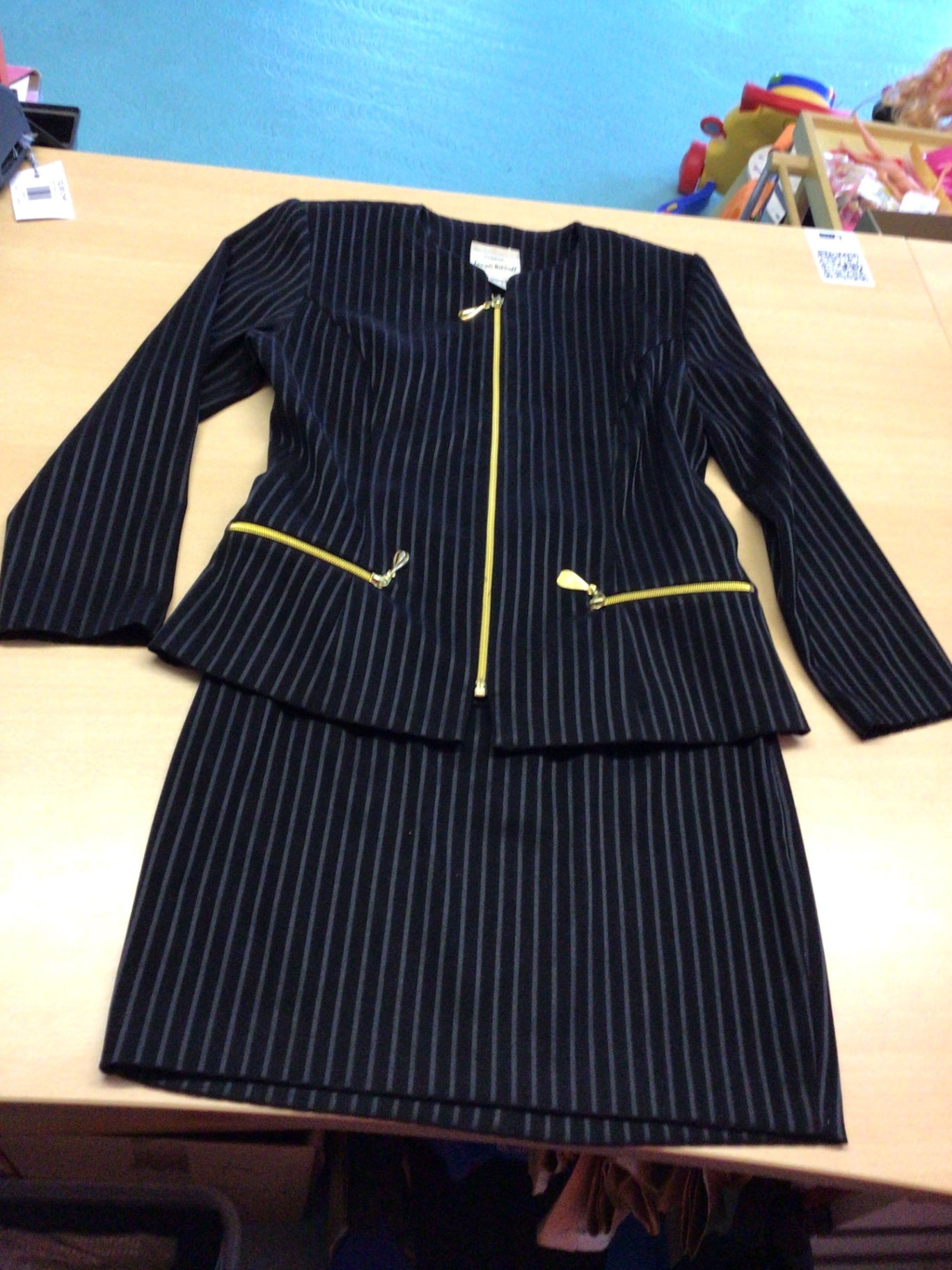 Kostüm Schwarz mit weißen Streifen