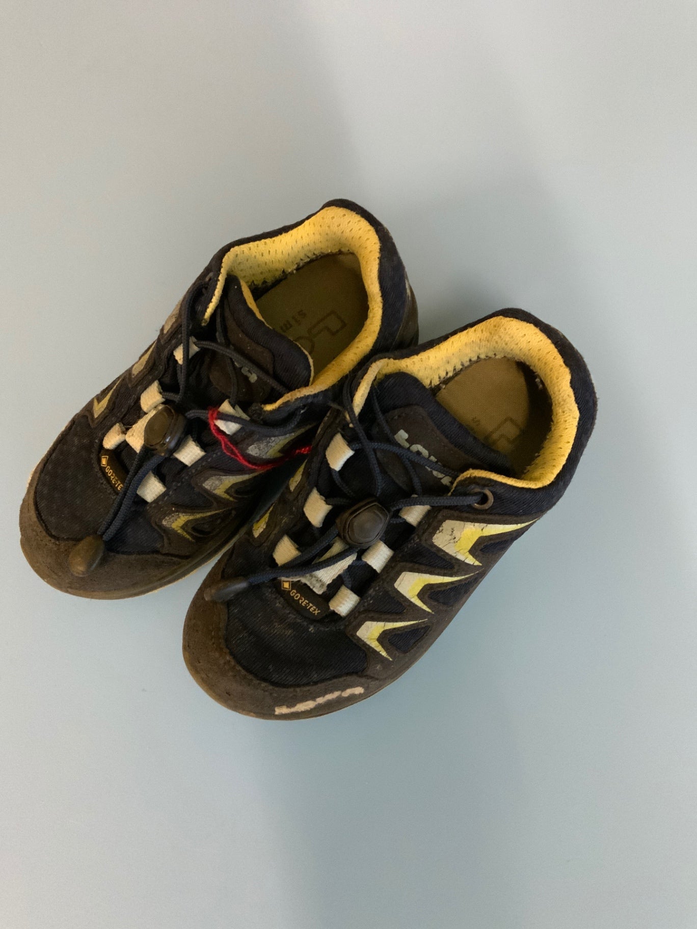 Sportschuhe 25 Schwarz und Gelb