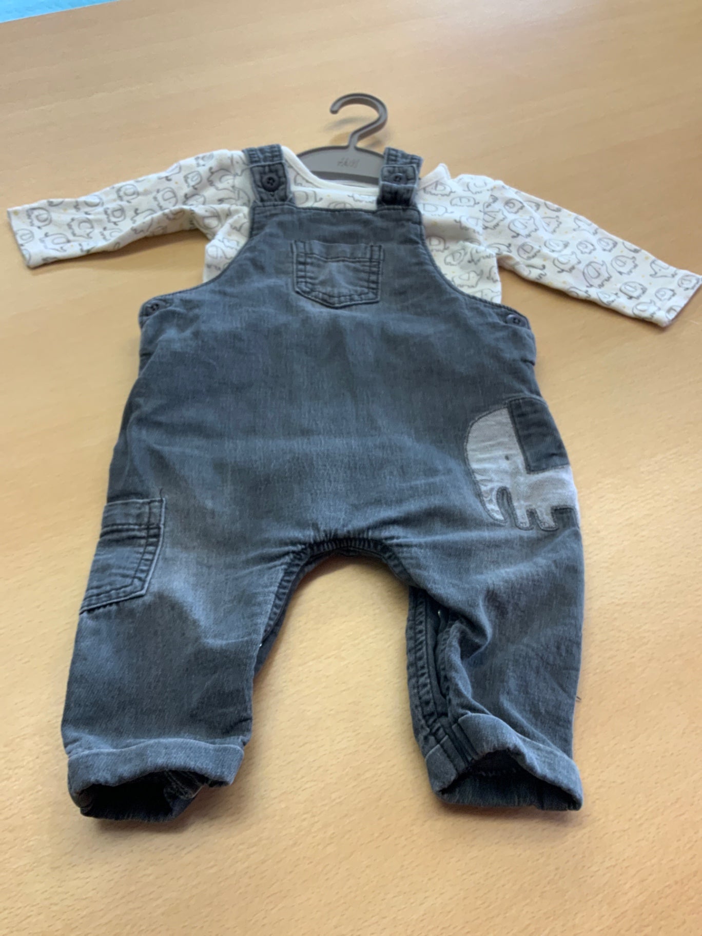 H&M Baby-Latzhose 62 Grau