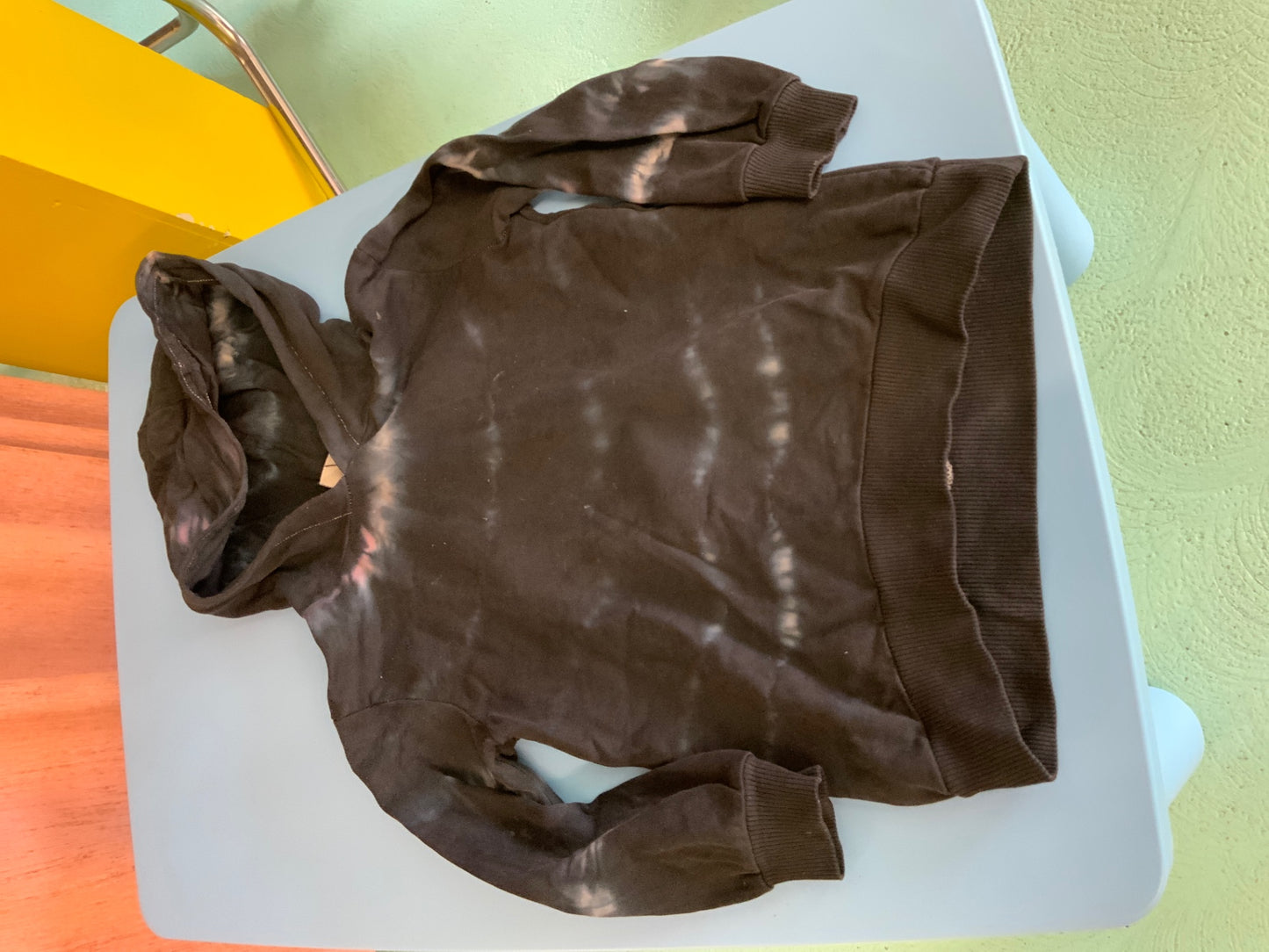 Pullover 110/116 Schwarz mit Batikmuster