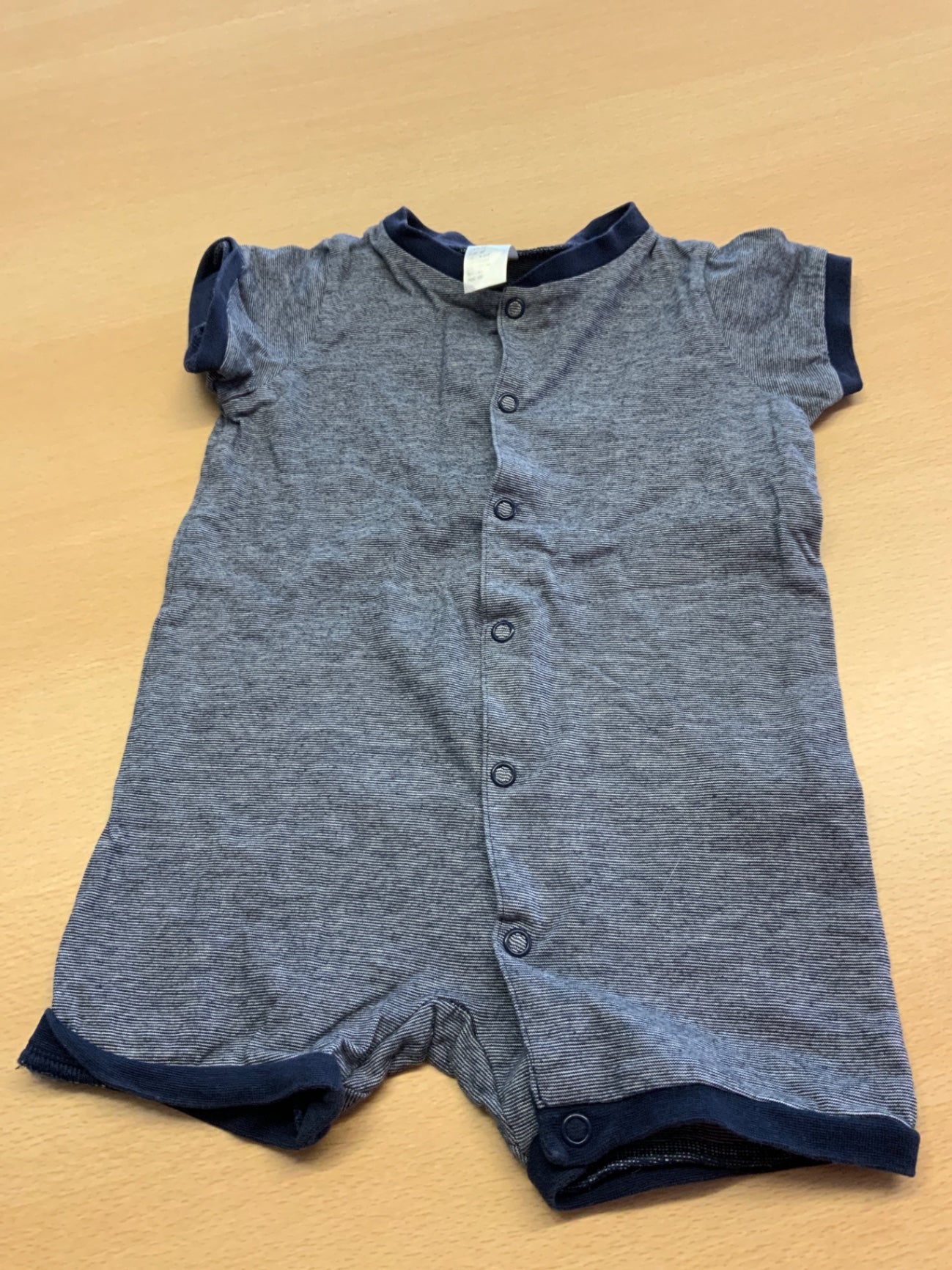 Body 68 Grau mit blauen Akzenten
