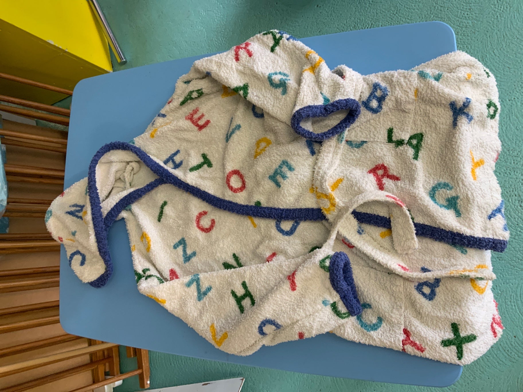 Bademantel Weiß mit bunten Buchstaben