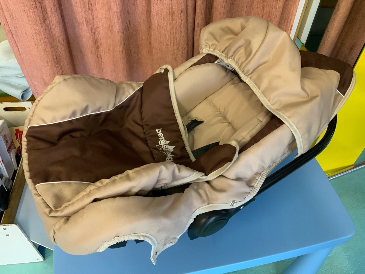 Maxi-Cosi Beige und Braun