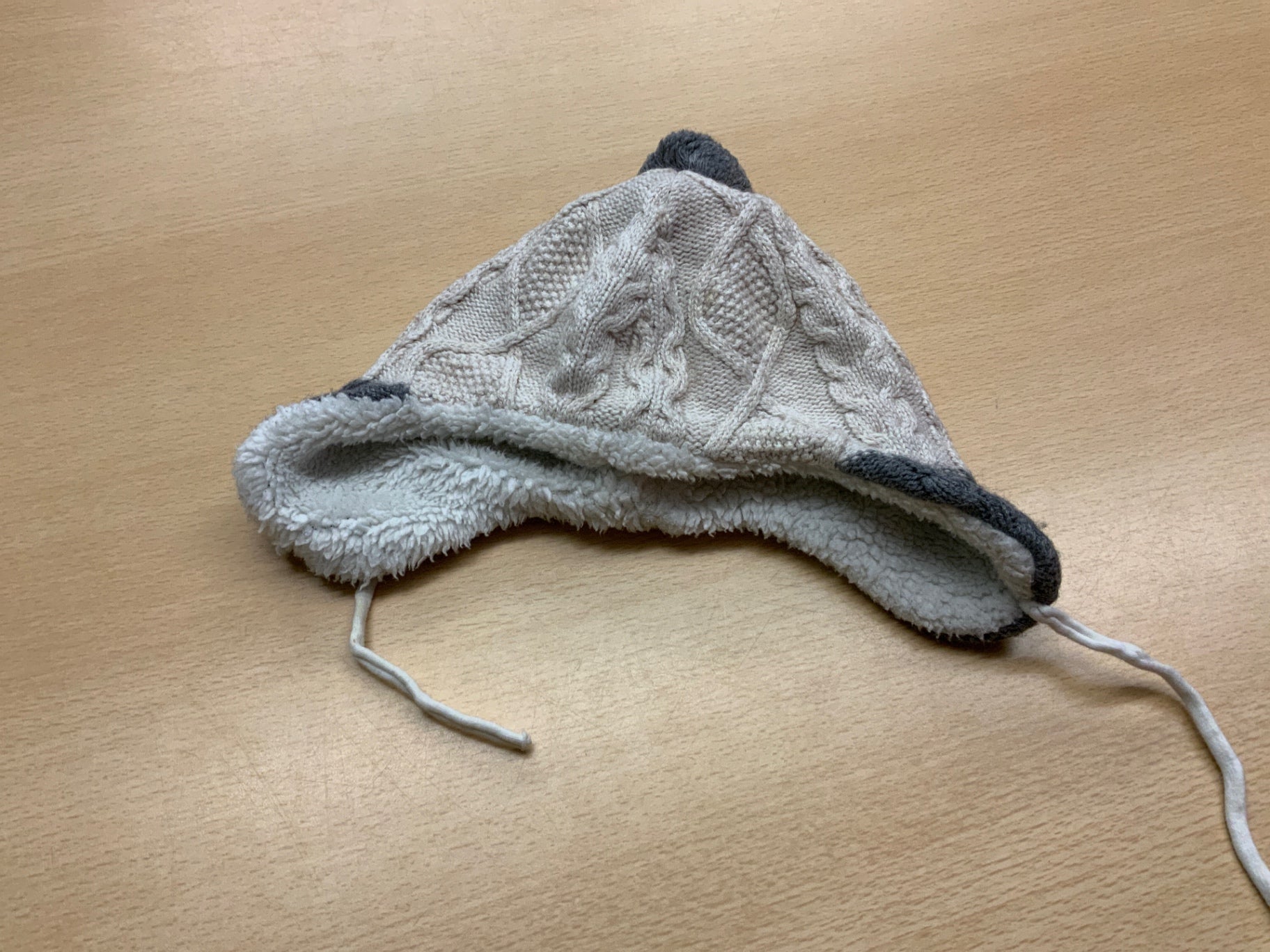 Mütze Grau und Weiß