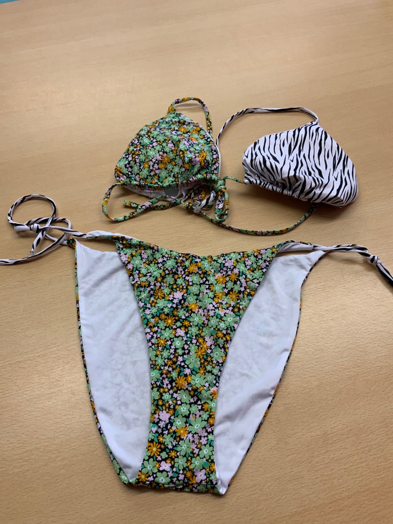Bikini S Grün mit Blumenmuster und Schwarz-Weiß gestreift