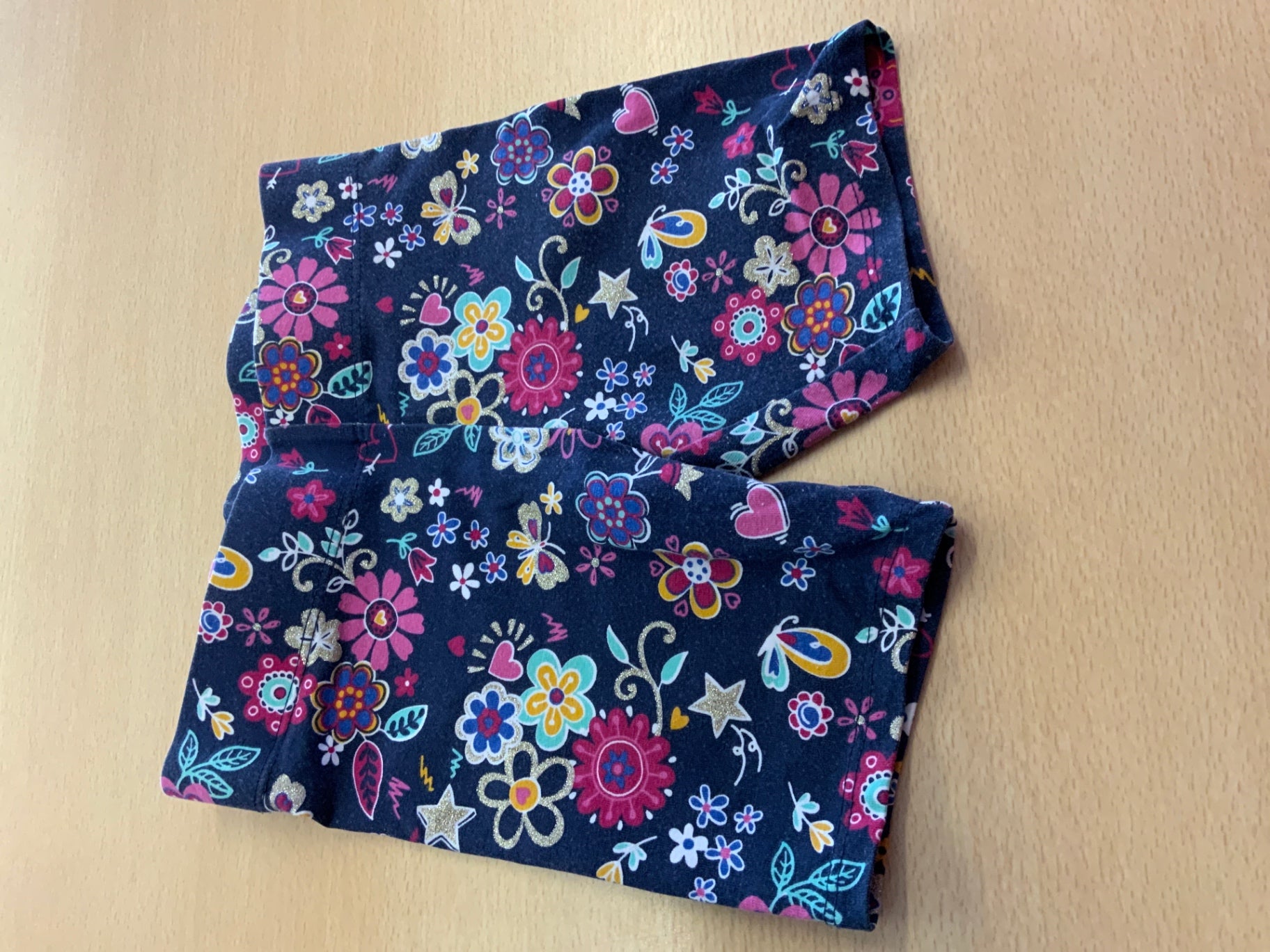 Radlerhose 104 Dunkelblau mit buntem Blumenmuster