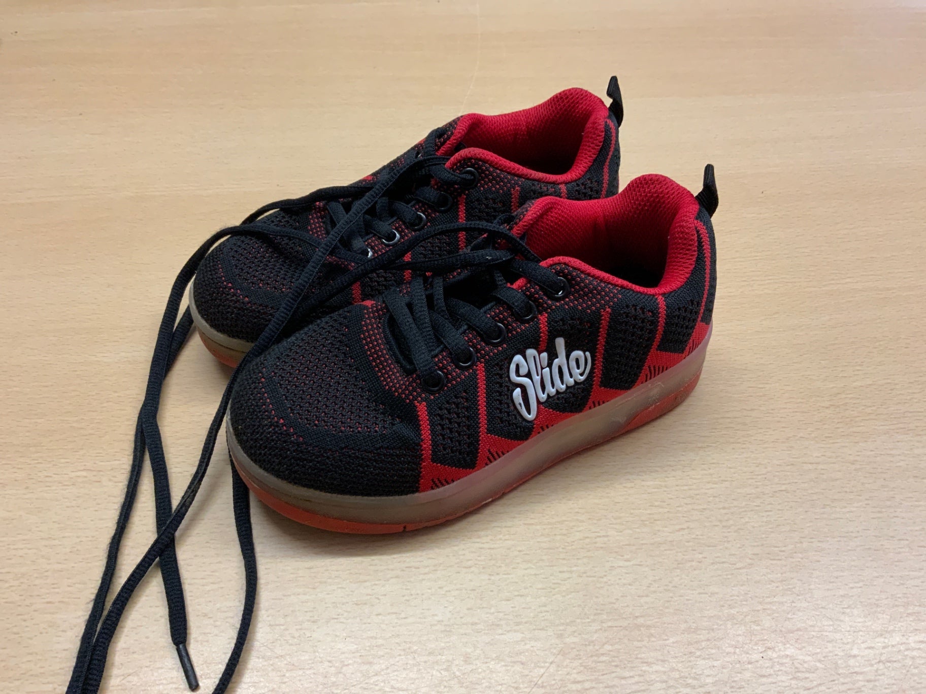 Slide Sneaker 30 Schwarz und Rot