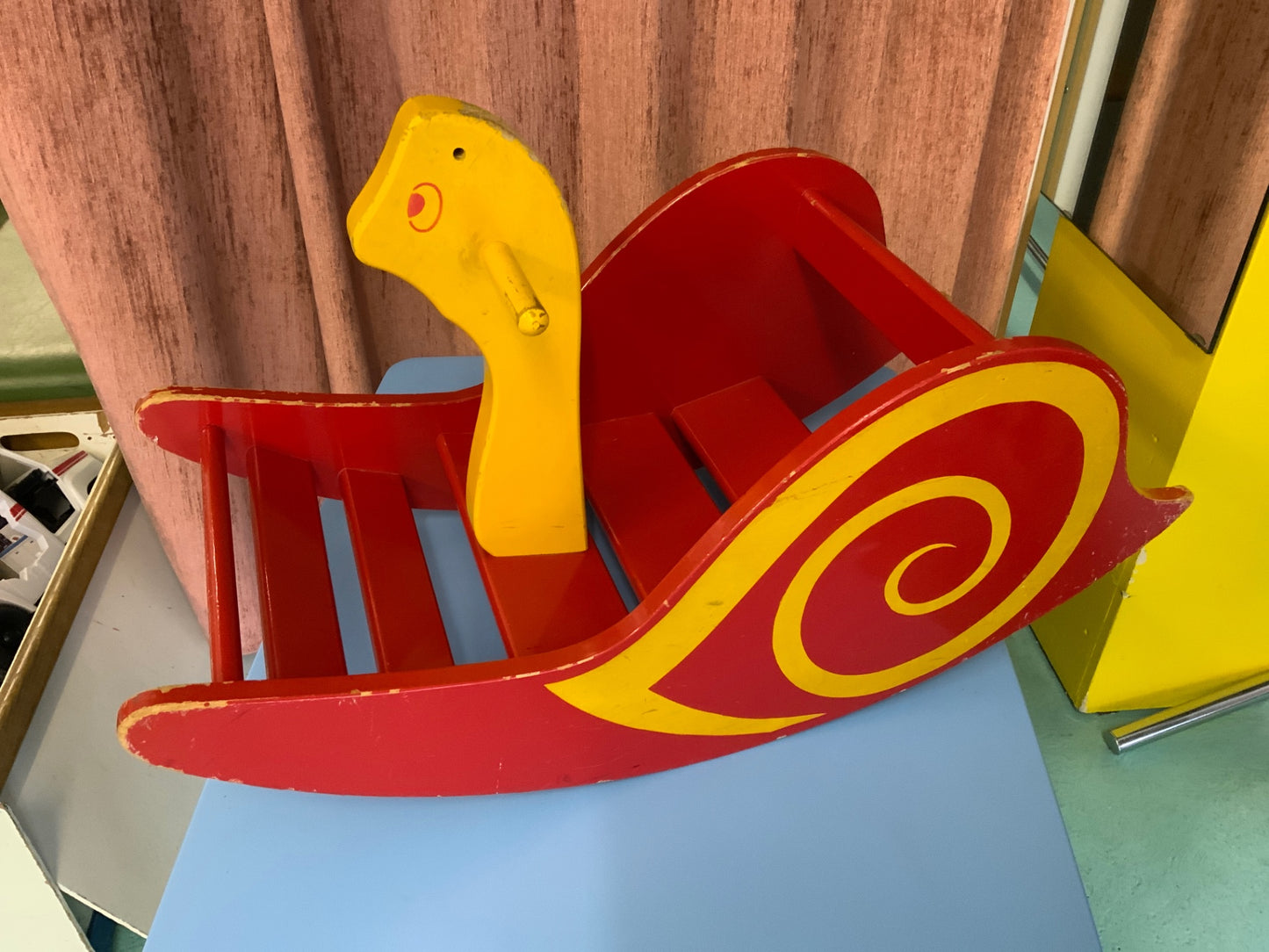 Schaukelspielzeug Schnecke Rot und Gelb