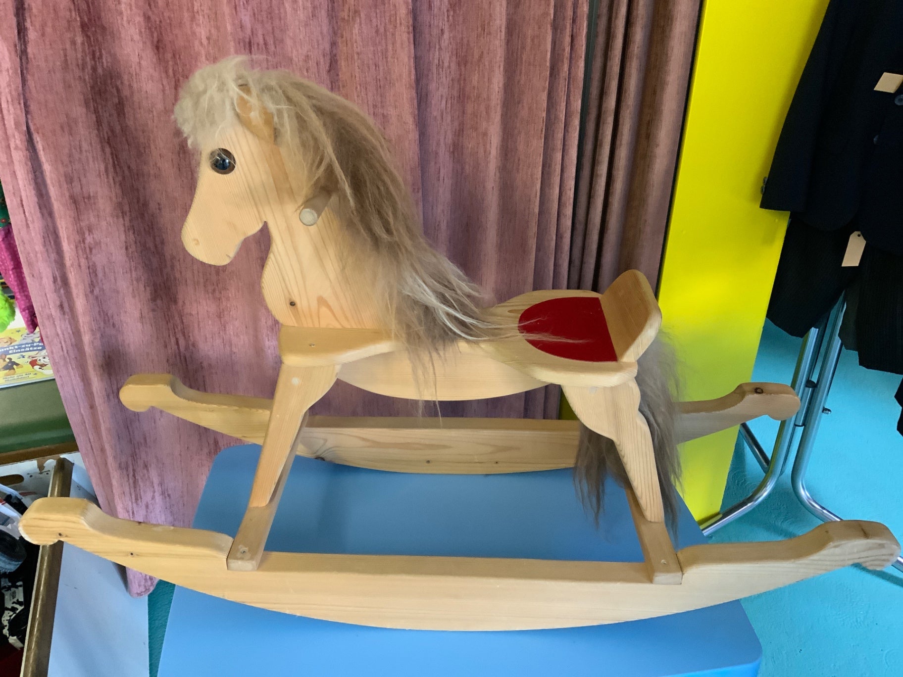 Schaukelpferd Holzfarbe mit rotem Sattel