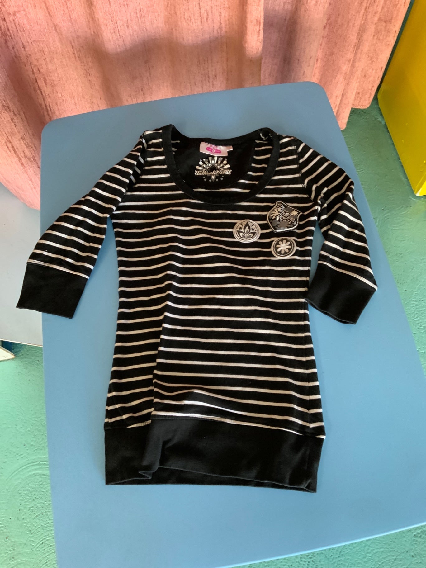 Pulli 146/152 Schwarz mit weißen Streifen