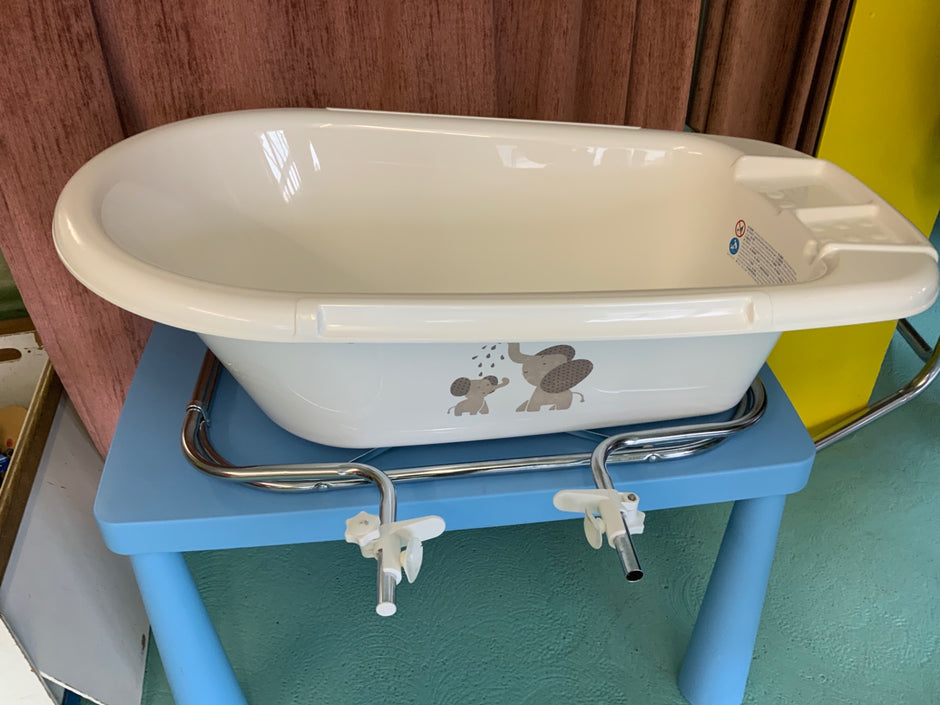 Babybadewanne mit Aufsatz Weiß mit braunen Tiermotiven