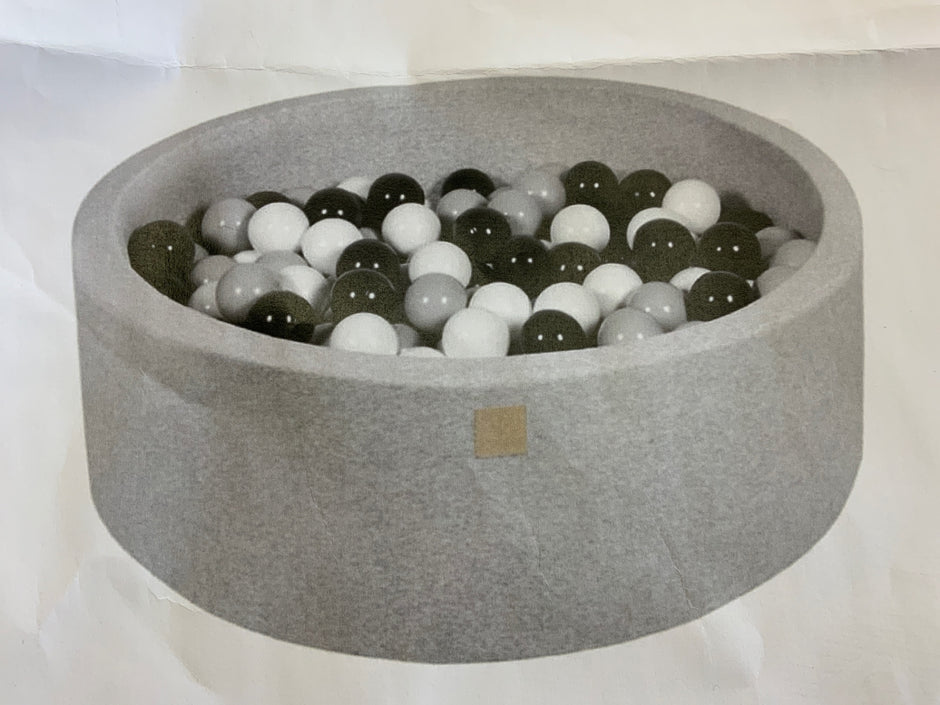 Bällebad Grau mit bunten Bällen