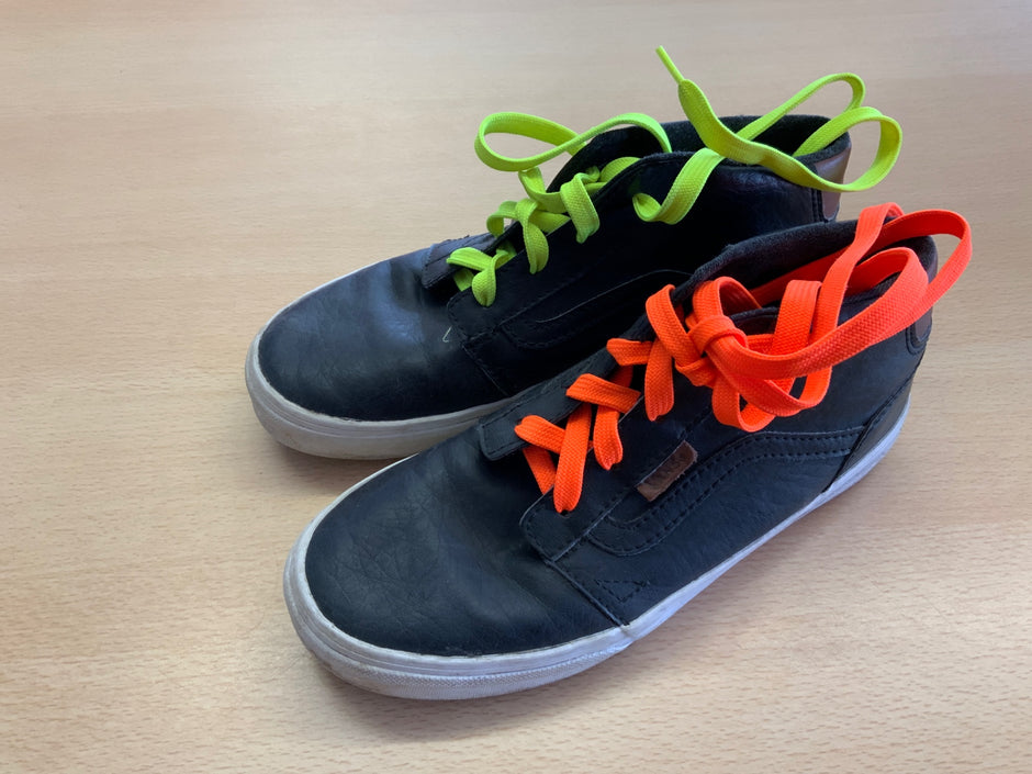 Sneaker 36 Schwarz mit grünen und orangen Schnürsenkeln