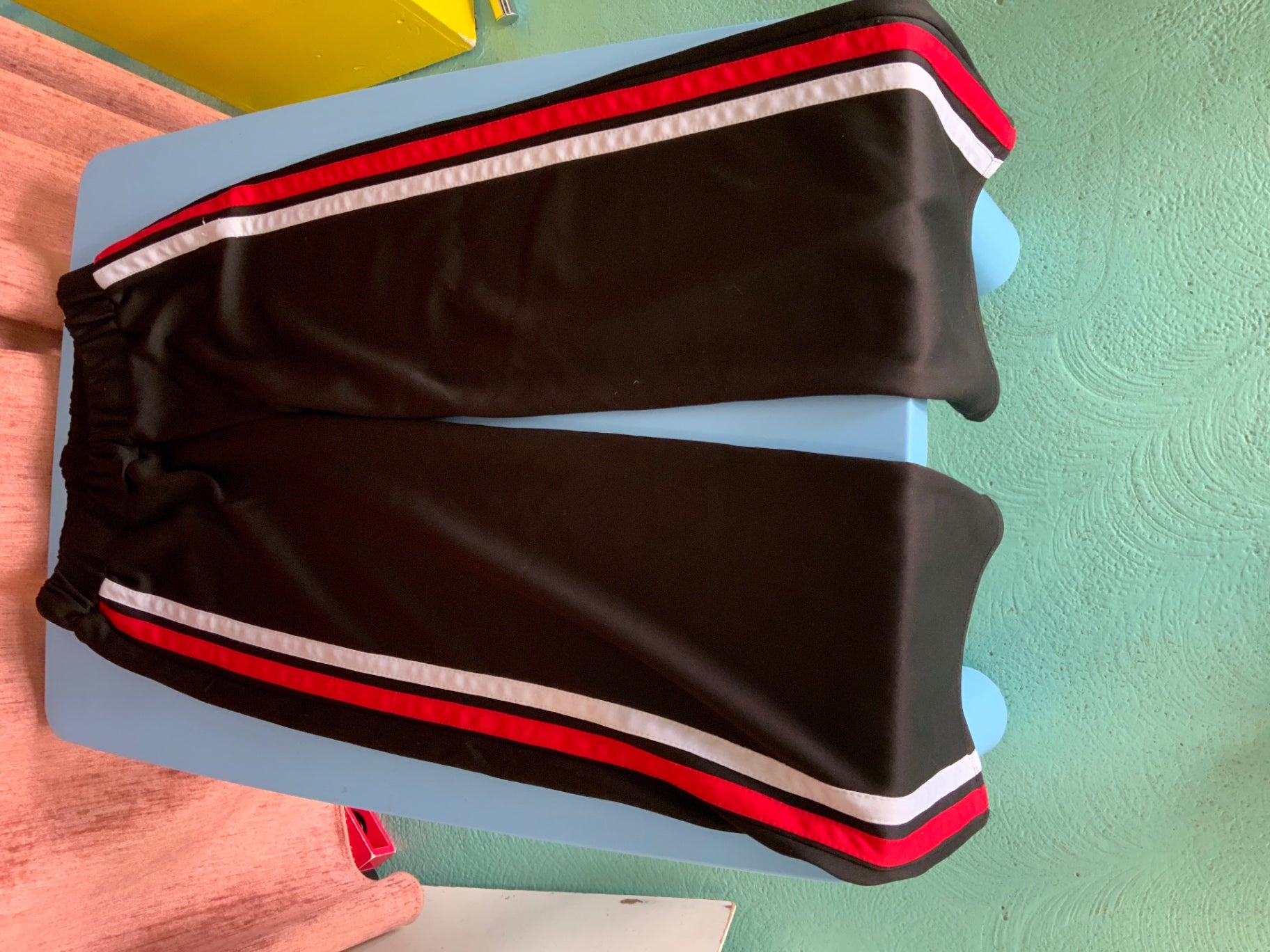 Sporthose M/L Schwarz mit roten und weißen Streifen