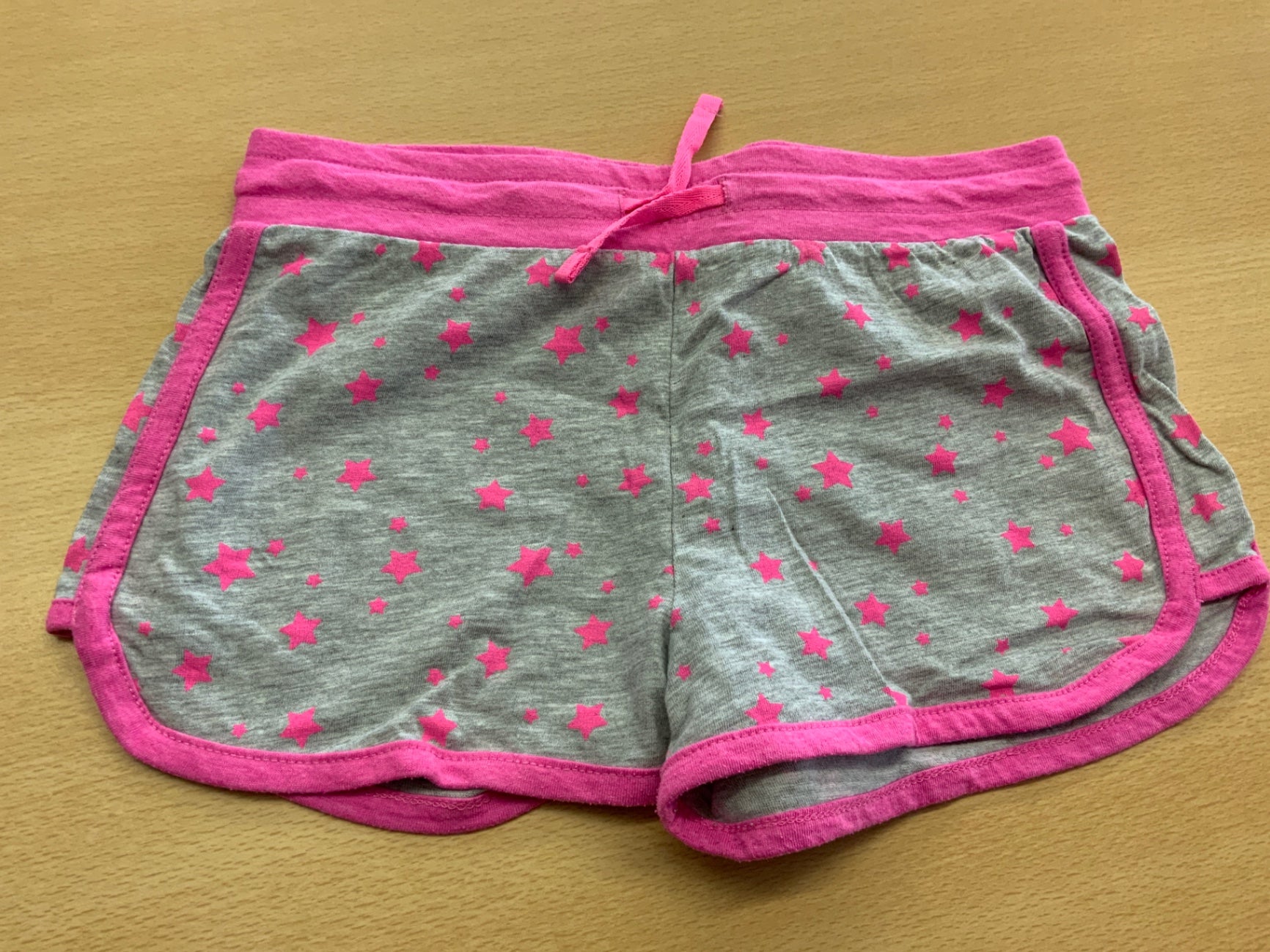 Shorts 134/140 Grau mit pinken Sternen