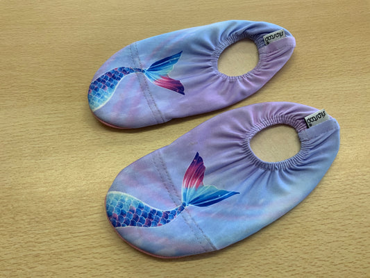 Badeschuhe Lila mit buntem Fischschwanz-Muster