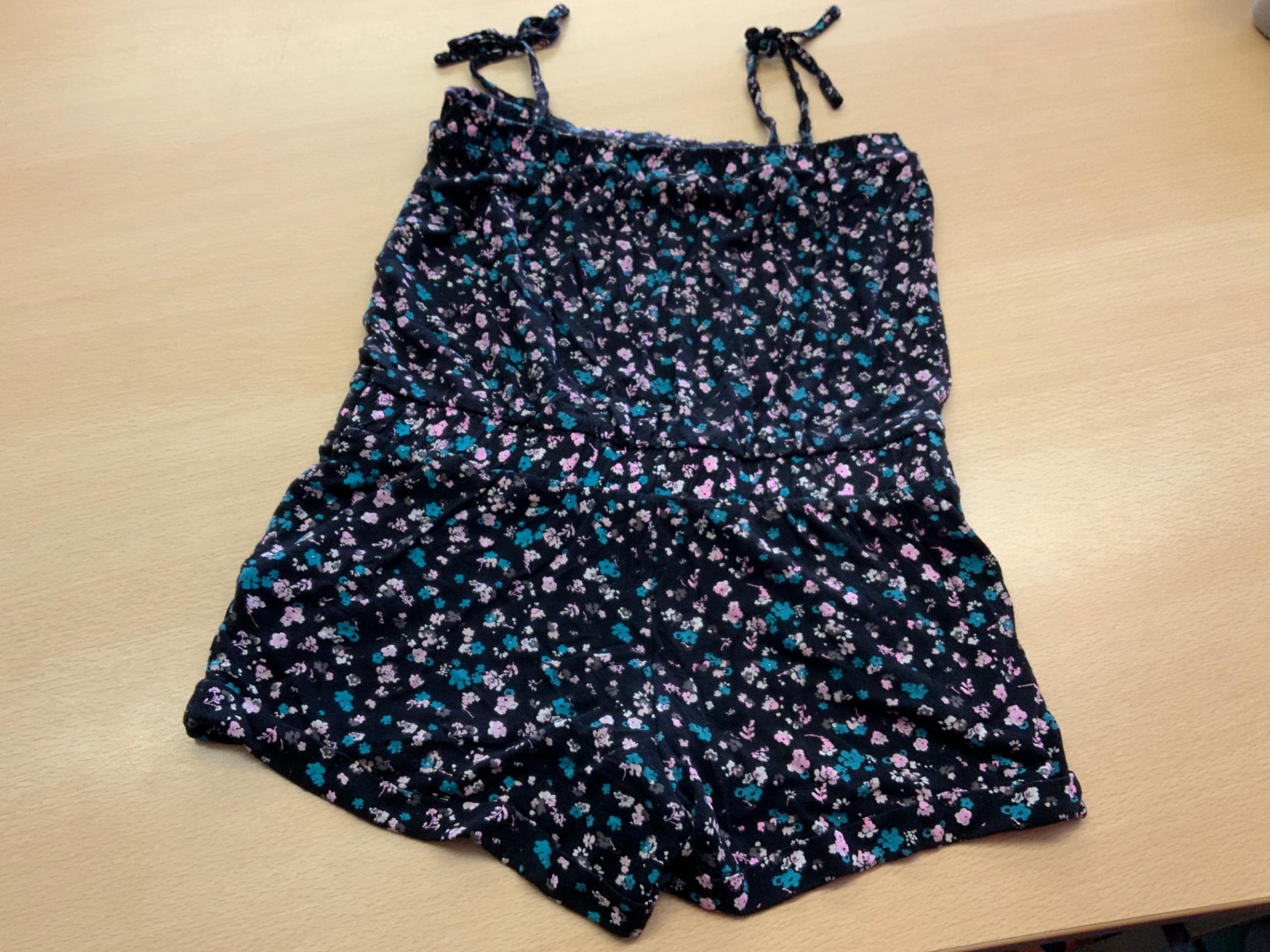 Jumpsuit 134/140 Schwarz mit buntem Blumenmuster
