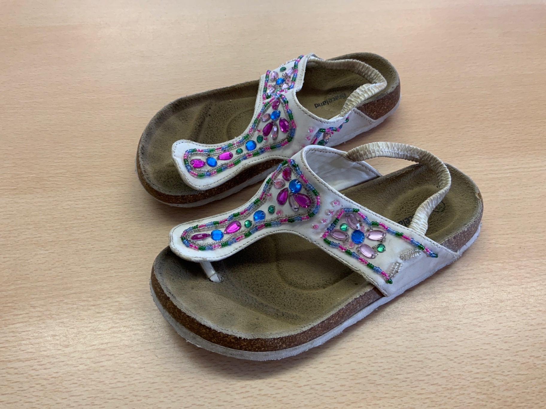 Sandalen 33 Weiß mit bunten Verzierungen