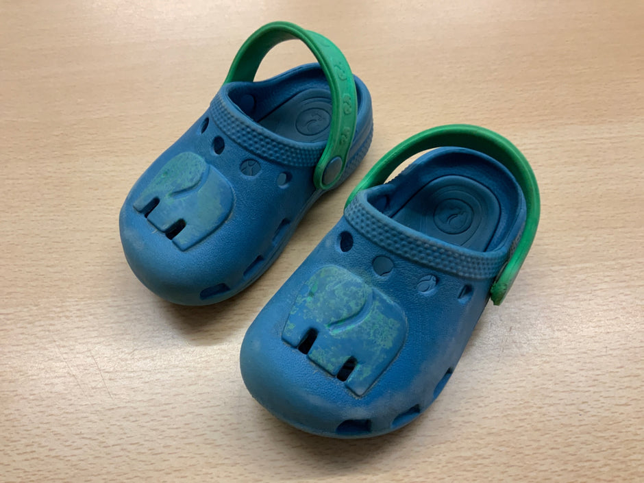 Clogs 21 Blau mit grünem Riemen