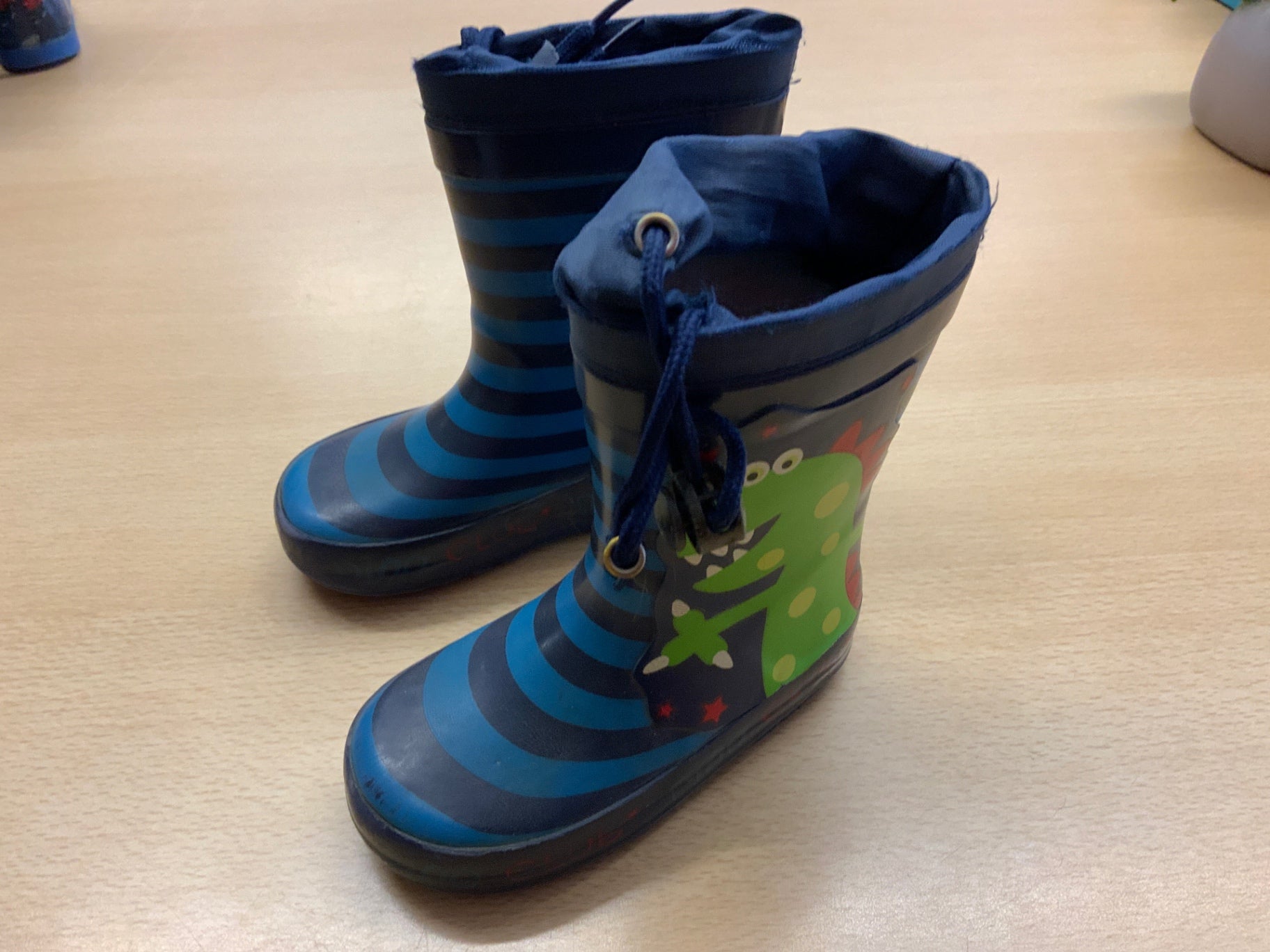 Gummistiefel 21 Blau mit grünen und roten Details