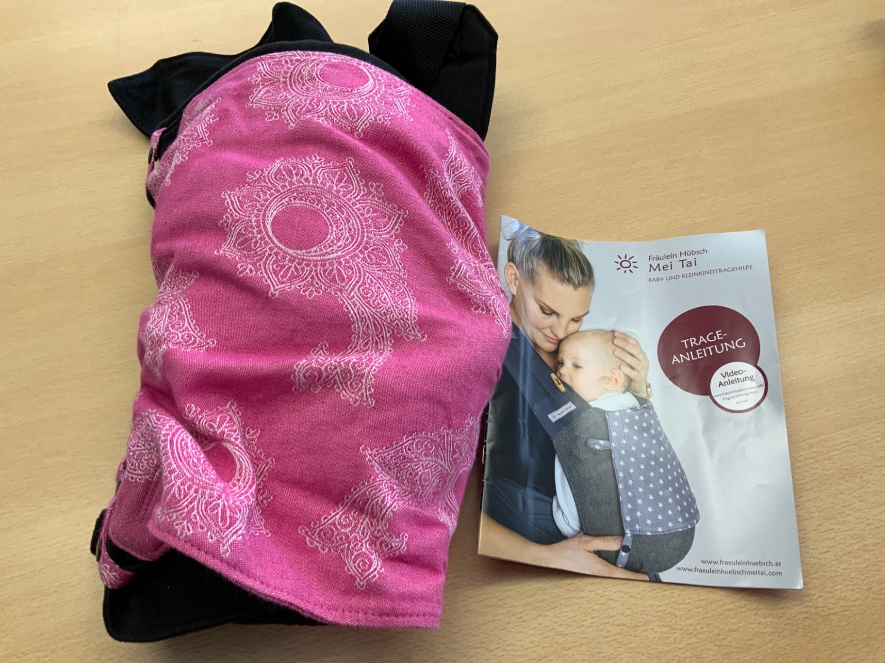 Fräulein Hübsch Babytrage Rosa mit weißen Mustern