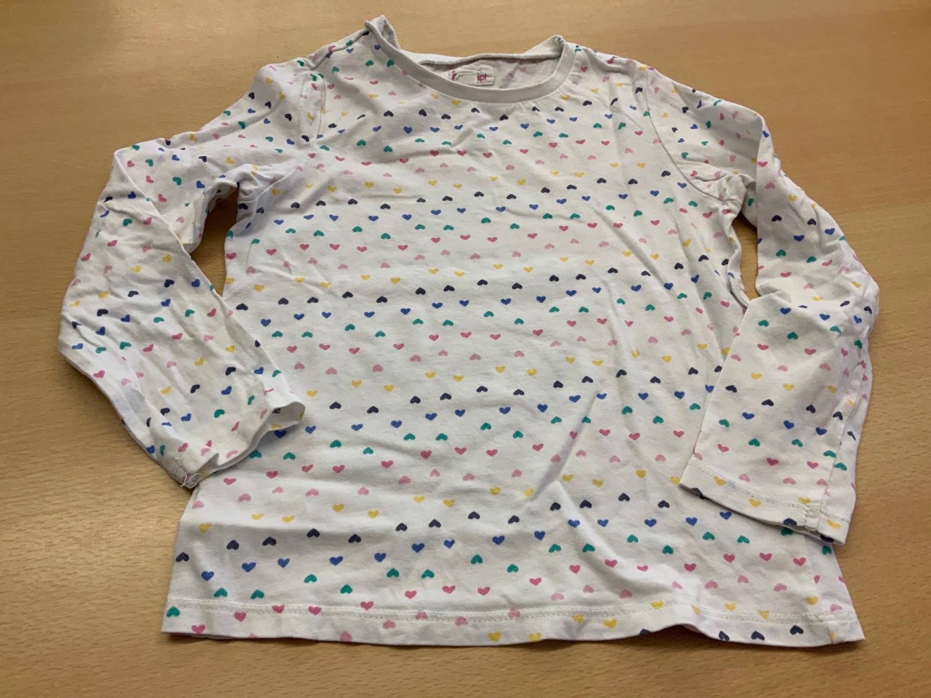 Langarmshirt 116 Weiß mit bunten Herzmustern