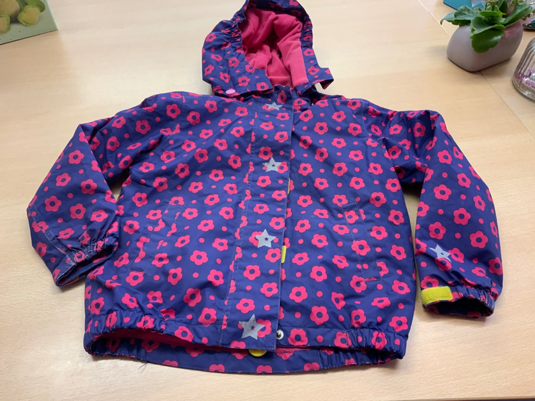 Regenjacke 110/116 Blau mit pinken Blumenmuster