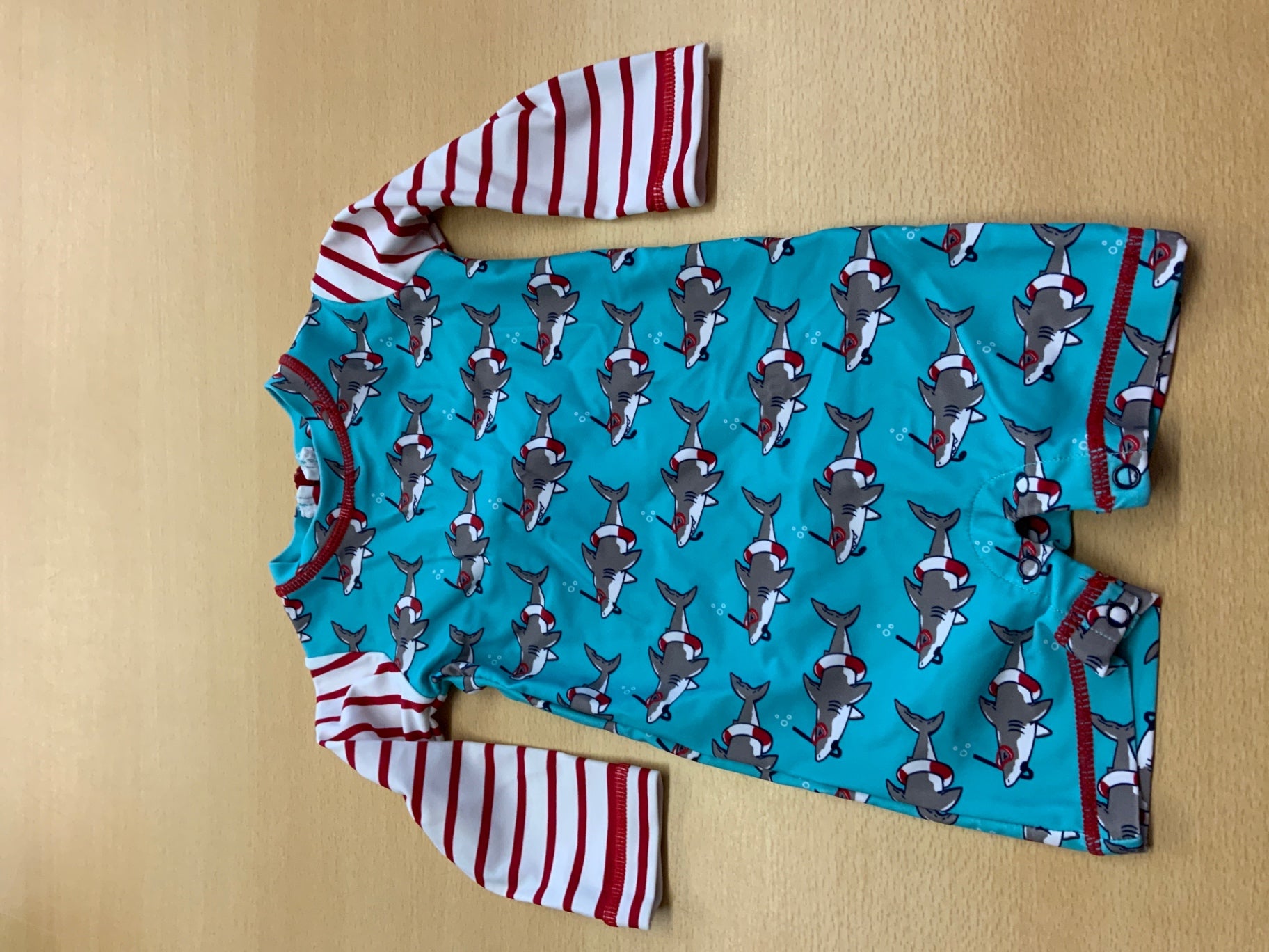 Badeanzug 62/68 Blau mit Delfin-Muster, Rot-weiß gestreifte Ärmel