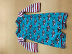 Badeanzug 62/68 Blau mit Delfin-Muster, Rot-weiß gestreifte Ärmel