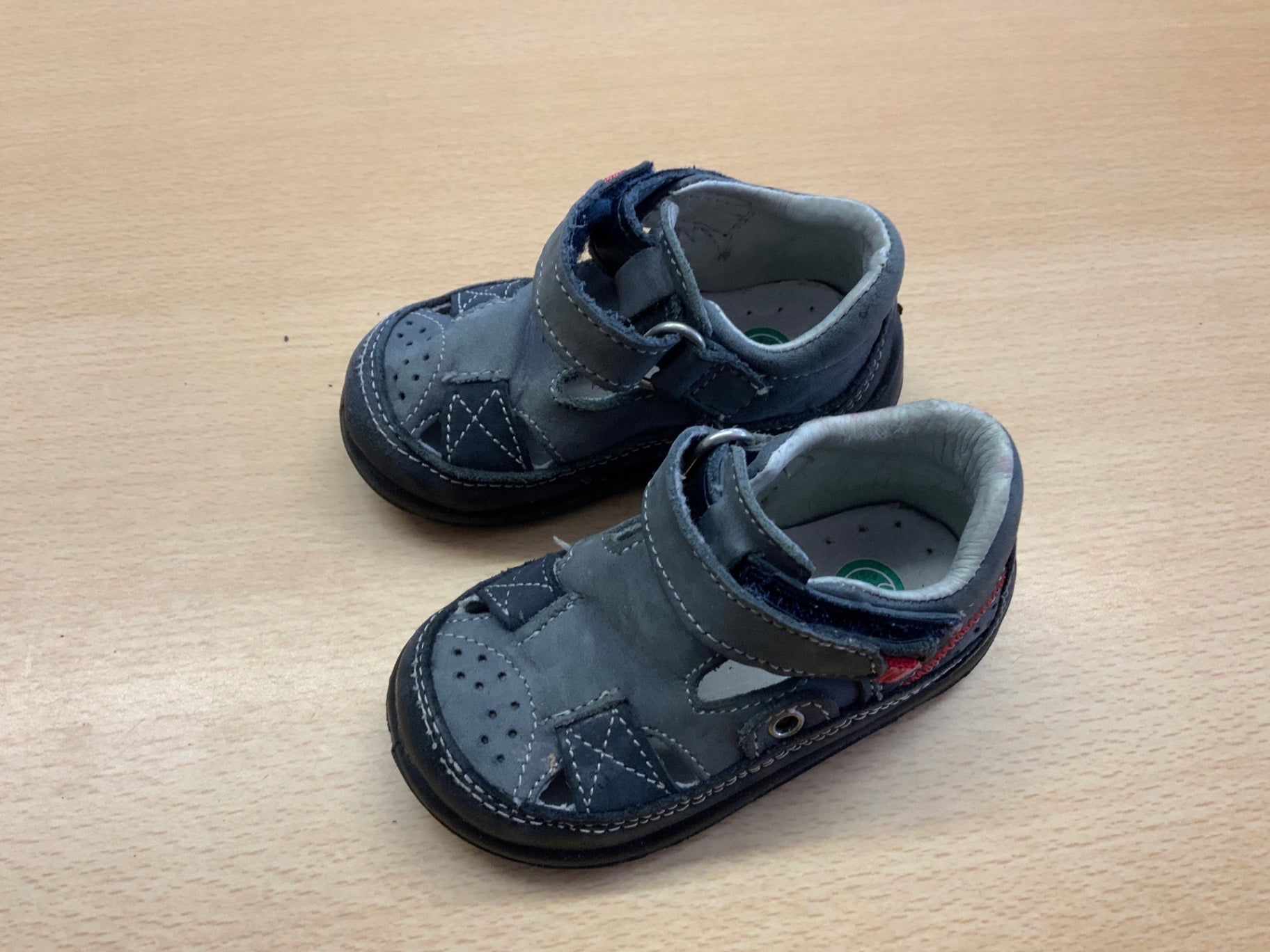 Babyschuhe 19 Grau mit Blau und Rot Akzenten